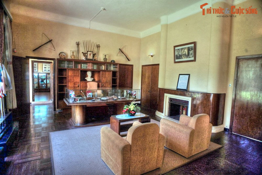 Tầng dưới của Dinh dùng làm nơi làm việc, hội họp, yến tiệc, tiếp khách ngoại quốc và quan chức chính phủ. Phòng làm việc của vua Bảo Đại ở tầng này được giữ nguyên như khi ông còn sinh sống với bàn làm việc, điện thoại, bốn thanh kiếm của thị vệ đại thần, ấn tín quân sự, ngọc tỷ...