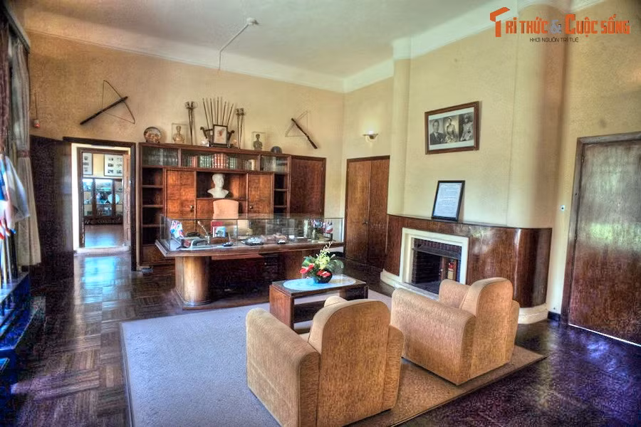 Tầng dưới của Dinh dùng làm nơi làm việc, hội họp, yến tiệc, tiếp khách ngoại quốc và quan chức chính phủ. Phòng làm việc của vua Bảo Đại ở tầng này được giữ nguyên như khi ông còn sinh sống với bàn làm việc, điện thoại, bốn thanh kiếm của thị vệ đại thần, ấn tín quân sự, ngọc tỷ...