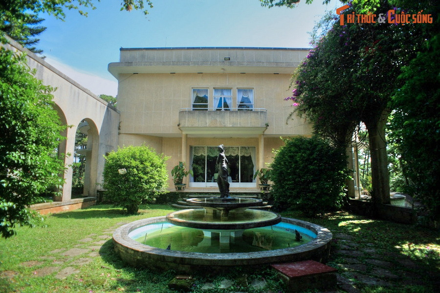 So với Dinh 1, Dinh 2 rộng hơn, tráng lệ hơn và hiện đại hơn. Đây cũng được coi là tòa dinh thự cổ có vị trí đắc địa bậc nhất Đà Lạt. Từ khuôn viên của Dinh có thể nhìn thấy hồ Xuân Hương thấp thoáng qua rừng thông.