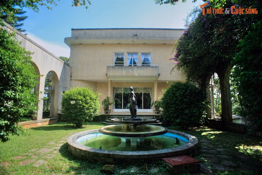 So với Dinh 1, Dinh 2 rộng hơn, tráng lệ hơn và hiện đại hơn. Đây cũng được coi là tòa dinh thự cổ có vị trí đắc địa bậc nhất Đà Lạt. Từ khuôn viên của Dinh có thể nhìn thấy hồ Xuân Hương thấp thoáng qua rừng thông.