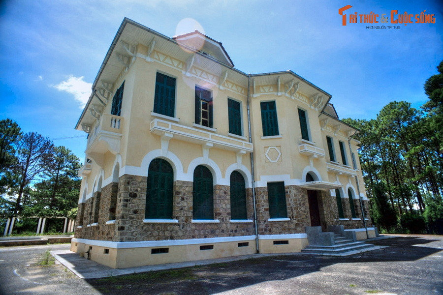 Sau khi người Pháp trở lại nắm quyền (1948), cựu hoàng Bảo Đại về nước vào năm 1949. Ông đã bỏ ra 500.000 đồng tiền Đông Dương để mua lại ngôi biệt thự của Paul Dary và cho sửa sang lại toàn bộ nhằm có nơi làm việc tại Đà Lạt.