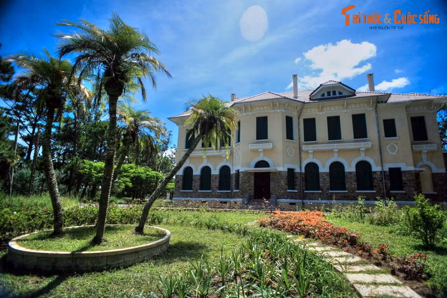 Bon dinh thu cua vua Bao Dai o pho nui Da Lat gio ra sao?