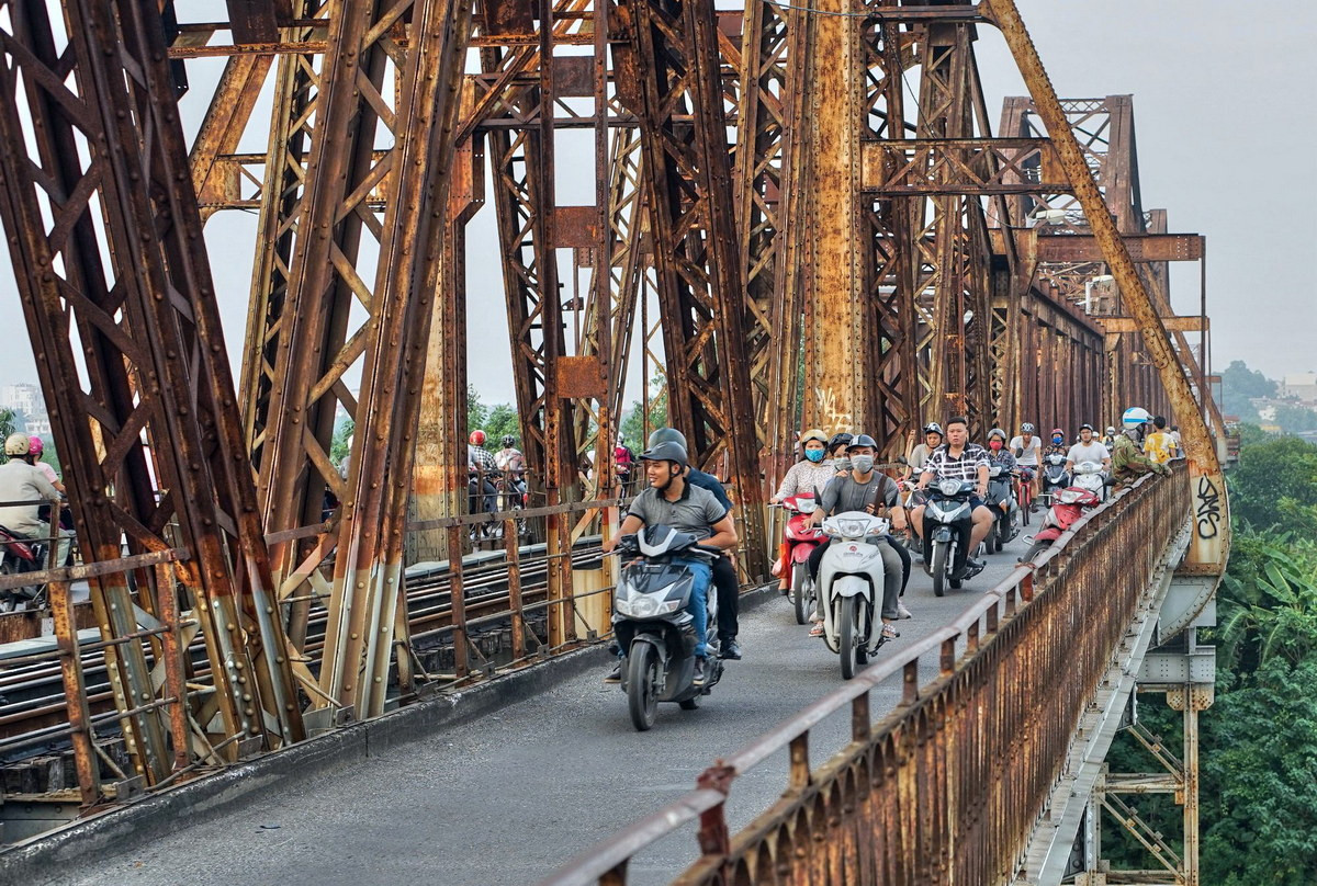 2. Vào 16 giờ ngày 9/10/1954, những người lính Pháp cuối cùng rút khỏi Hà Nội qua cầu Long Biên. Họ sẽ qua ngả Bắc Ninh để đi Hải Phòng trước khi được đưa về Pháp bằng tàu biển. Ở chiều ngược lại của cây cầu lịch sử, đoàn quân Việt Minh hùng dũng tiến vào tiếp quản thủ đô. Bắc qua sông Hồng, cầu Long Biên được xây dựng năm 1899-1902, ban đầu mang tên Toàn quyền Đông Dương Paul Doumer. Được xây dựng với sự tham gia của khoảng 40 kĩ sư và chuyên gia Pháp, đây là cây cầu hoành tráng và hiện đại nhất Đông Dương thời bấy giờ. Ngày nay, cầu cầu trăm tuổi được coi là một trong những biểu tượng của thủ đô Hà Nội.