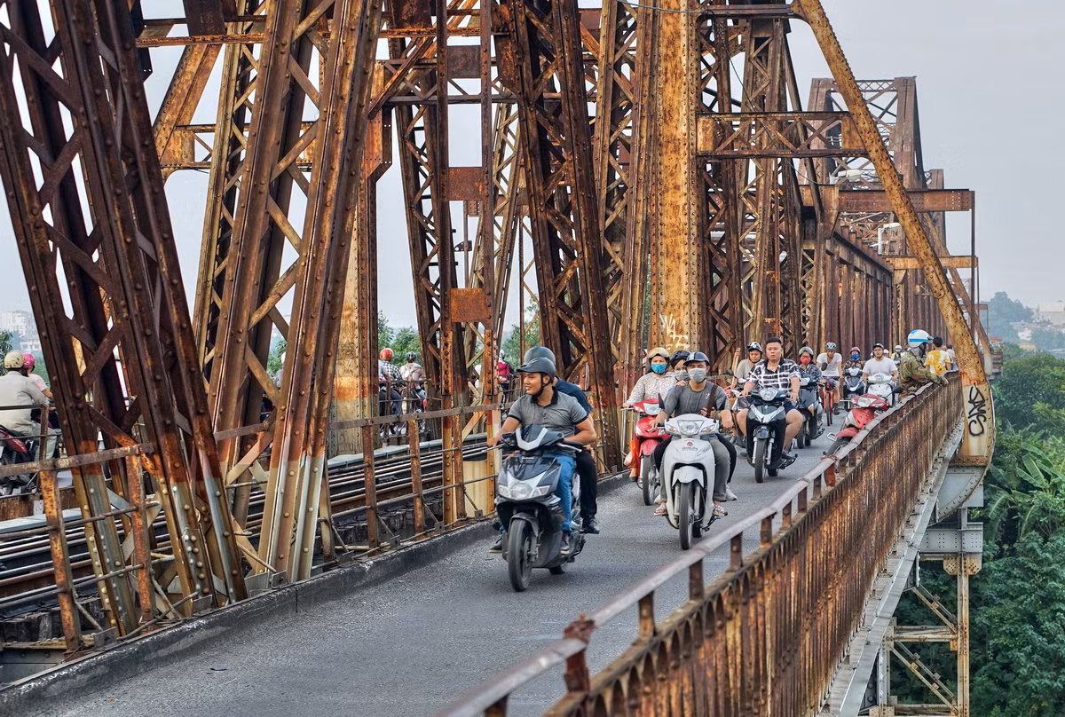 2. Vào 16 giờ ngày 9/10/1954, những người lính Pháp cuối cùng rút khỏi Hà Nội qua cầu Long Biên. Họ sẽ qua ngả Bắc Ninh để đi Hải Phòng trước khi được đưa về Pháp bằng tàu biển. Ở chiều ngược lại của cây cầu lịch sử, đoàn quân Việt Minh hùng dũng tiến vào tiếp quản thủ đô. Bắc qua sông Hồng, cầu Long Biên được xây dựng năm 1899-1902, ban đầu mang tên Toàn quyền Đông Dương Paul Doumer. Được xây dựng với sự tham gia của khoảng 40 kĩ sư và chuyên gia Pháp, đây là cây cầu hoành tráng và hiện đại nhất Đông Dương thời bấy giờ. Ngày nay, cầu cầu trăm tuổi được coi là một trong những biểu tượng của thủ đô Hà Nội.