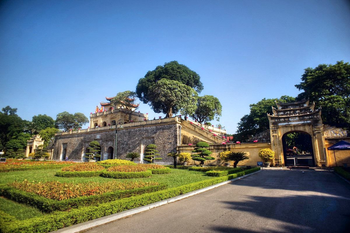 8. Khu Thành cổ, cơ quan đầu não của quân đội Pháp ở Hà Nội đã được tiếp quản tuyệt đối an toàn và nhanh gọn. Thành cổ Hà Nội, ngày nay được thế giới biết đến với tên gọi Hoàng thành Thăng Long, là một quần thể di tích gắn với lịch sử kinh thành Thăng Long - Đông Kinh và tỉnh thành Hà Nội bắt đầu từ thời kì tiền Thăng Long (An Nam đô hộ phủ thế kỷ VII) qua thời Đinh - Tiền Lê, phát triển mạnh dưới thời Lý, Trần, Lê và thành Hà Nội dưới triều Nguyễn. Đây là công trình kiến trúc đồ sộ, được các triều vua xây dựng trong nhiều giai đoạn lịch sử và trở thành một trong những di tích quan trọng bậc nhất trong hệ thống các di tích Việt Nam. Nơi đây đã được UNESCO công nhận là Di sản vănhóa thế giới vào năm 2010.