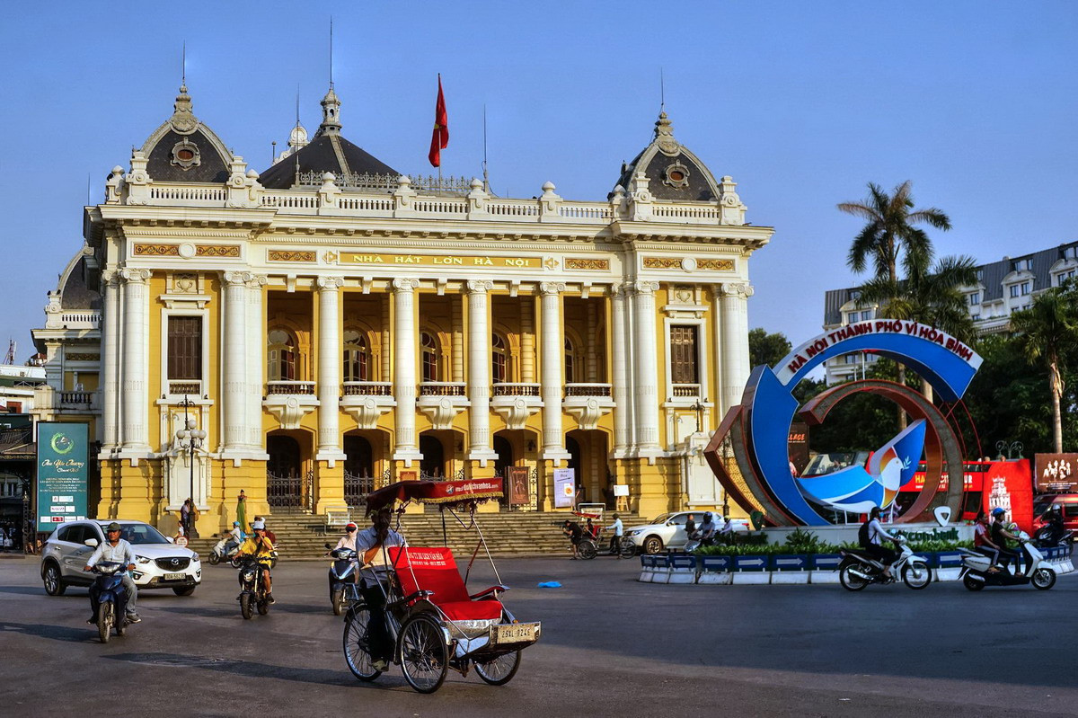 10. Nhà hát Lớn là nơi nổi hồi còi báo hiệu cho lễ thượng cờ lịch sử ở Hà Nội ngày 10/10/1954. Nhà hát này được xây dựng từ năm 1901-1911, phỏng theo của Nhà hát Opera Paris, được coi là một công trình kiến trúc tiêu biểu của Hà Nội thời thuộc Pháp. Nhà hát nổi tiếng này là nơi Quốc hội đầu tiên của nước Việt Nam Dân chủ Cộng hòa nhóm họp và thông qua Hiến pháp năm 1946 - bản Hiến pháp đầu tiên của một nước Việt Nam độc lập. Đây cũng nơi tổ chức Kỳ họp thứ Tư, Quốc hội khóa I, kỳ họp đầu tiên trong hòa bình của thủ đô.