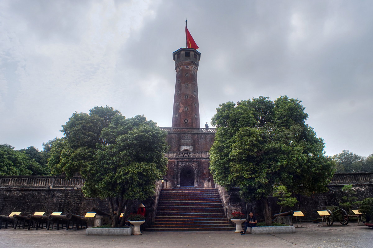 9. Vào hồi 15 giờ ngày 10/10/1954, hàng vạn nhân dân thủ đô Hà Nội tề tựu tại Cột cờ Hà Nội để dự lễ thượng cờ do Ủy ban Quân chính thành phố tổ chức. Sau 9 năm, lá cờ đỏ sao vàng lại kiêu hãnh tung bay ở nơi đây. Tại buổi lễ chào cờ lịch sử cở Cột cờ Hà Nội, Chủ tịch Ủy ban Quân chính Vương Thừa Vũ đã đọc lời kêu gọi của Chủ tịch Hồ Chí Minh gửi đồng bào Thủ đô nhân ngày giải phóng. Ngày nay Cột cờ Hà Nội là một công trình quan trọng trong Di sản văn hóa thế giới Hoàng thành Thăng Long.