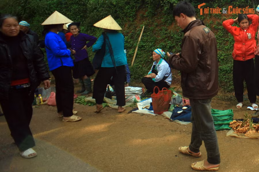 Hàng hóa chính ở khu chợ phiên này là những sản vật địa phương như rau củ quả, thịt, vật nuôi, dược liệu...