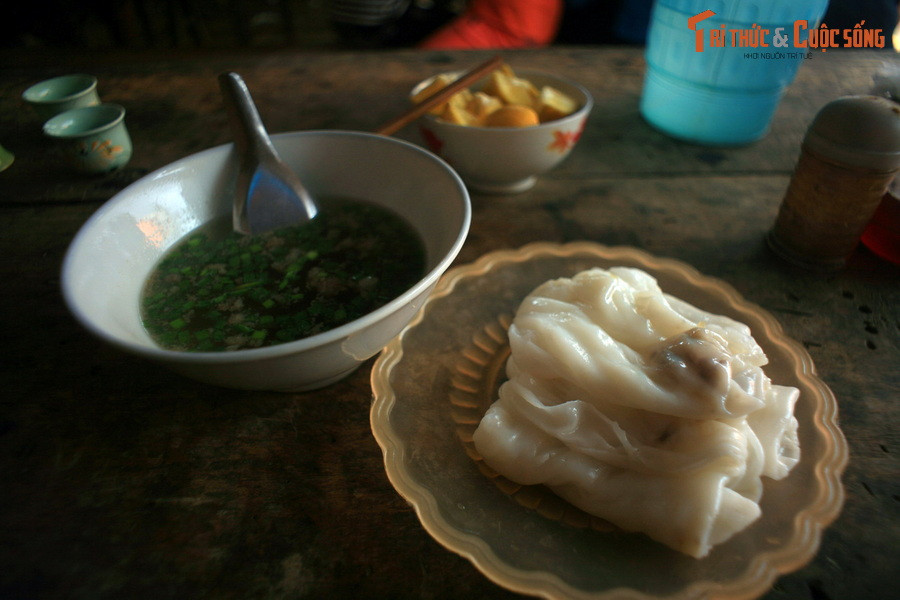 Bánh cuốn chan nước canh là món ăn vừa quen vừa lạ ở chợ phiên. Khi ăn, những chiếc bánh cuốn được dầm vào bát nước dùng đậm đà ninh từ xương chứ không chấm mắm như nhiều nơi khác.