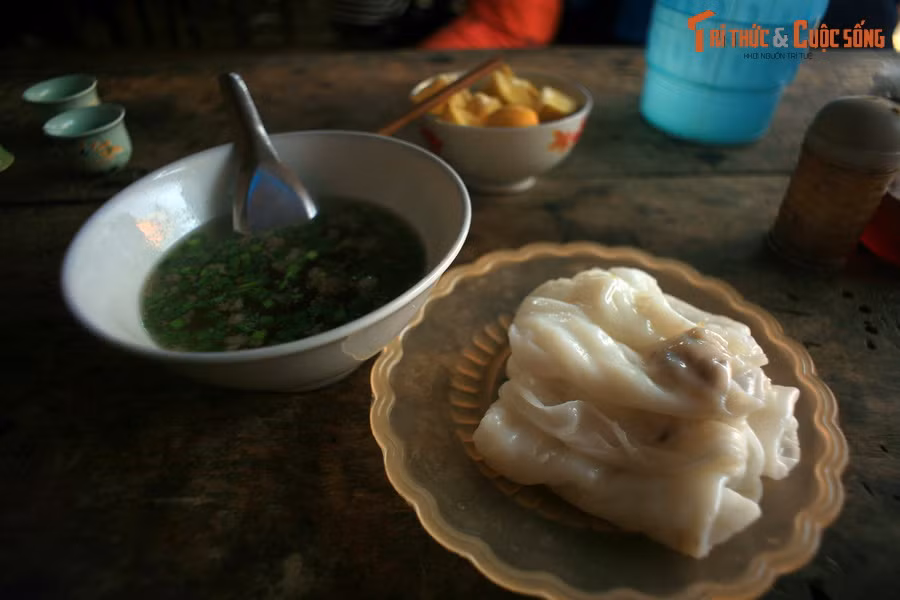 Bánh cuốn chan nước canh là món ăn vừa quen vừa lạ ở chợ phiên. Khi ăn, những chiếc bánh cuốn được dầm vào bát nước dùng đậm đà ninh từ xương chứ không chấm mắm như nhiều nơi khác.