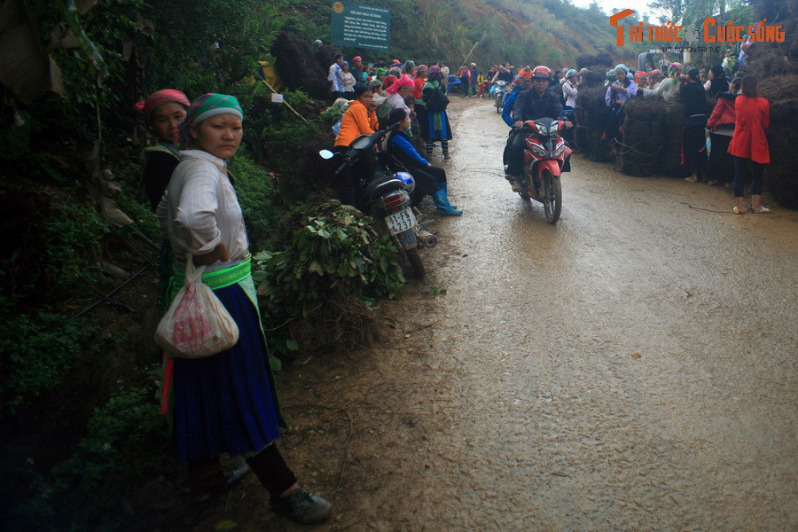 Họp vào các ngày 1, 6, 11, 16, 21, 26, 31 âm lịch hàng tháng ở trung tâm xã Hưng Đạo, huyện bảo Lạc, chợ phiên Hưng Đạo là bức tranh thu nhỏ về đời sống cộng đồng của đồng bào các dân tộc trên mảnh đất địa đầu Cao Bằng.