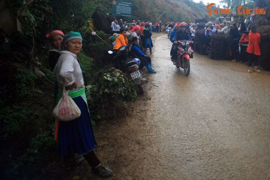 Họp vào các ngày 1, 6, 11, 16, 21, 26, 31 âm lịch hàng tháng ở trung tâm xã Hưng Đạo, huyện bảo Lạc, chợ phiên Hưng Đạo là bức tranh thu nhỏ về đời sống cộng đồng của đồng bào các dân tộc trên mảnh đất địa đầu Cao Bằng.