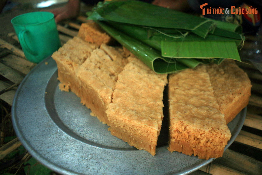 Bánh bò Cao Bằng là món phải thử ở nơi đây. Món bánh này được đồng bào dân tộc gọi là “cao bông”, có hương vị độc đáo, rất khác với bánh bò Nam Bộ.