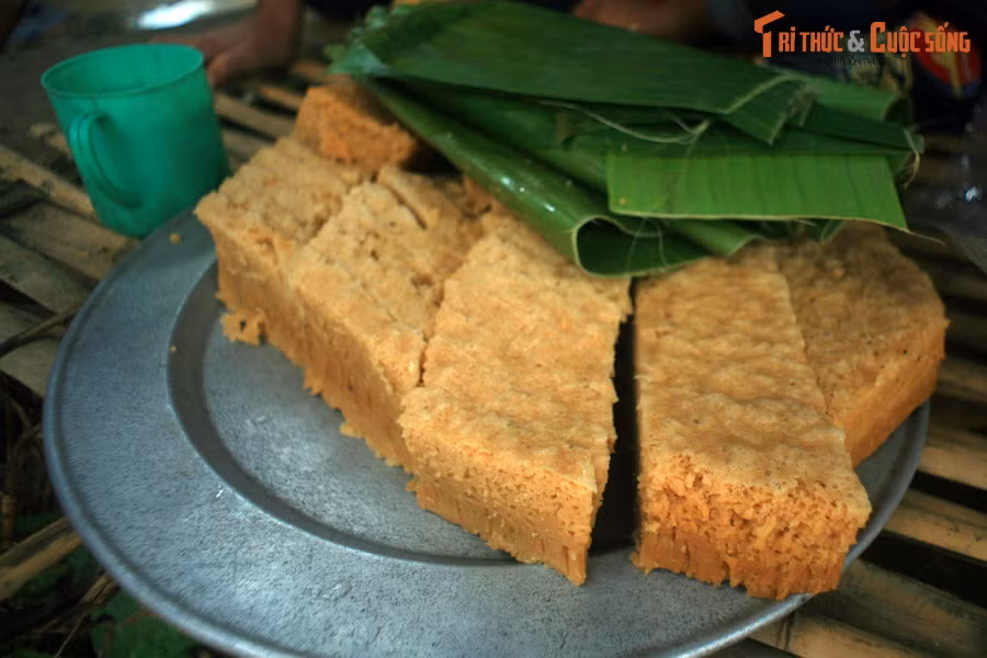 Bánh bò Cao Bằng là món phải thử ở nơi đây. Món bánh này được đồng bào dân tộc gọi là “cao bông”, có hương vị độc đáo, rất khác với bánh bò Nam Bộ.