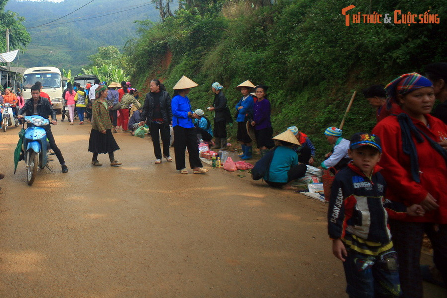 Chợ họp từ tờ mờ sáng và nhộn nhịp nhất khoảng 8-9 giờ, khi sương giá đã tan và ánh nắng Mặt Trời chưa quá gay gắt.