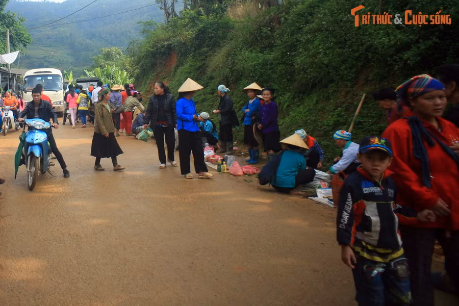 Chợ họp từ tờ mờ sáng và nhộn nhịp nhất khoảng 8-9 giờ, khi sương giá đã tan và ánh nắng Mặt Trời chưa quá gay gắt.