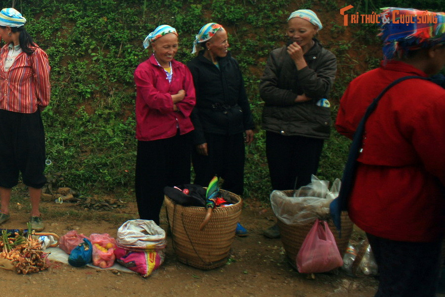Ngoài việc trao đổi, mua bán hàng hóa, sản vật địa phương, chợ còn là dịp gặp gỡ, giao lưu của đồng bào các dân tộc Lô Lô, Sán Chỉ, Tày, Nùng...