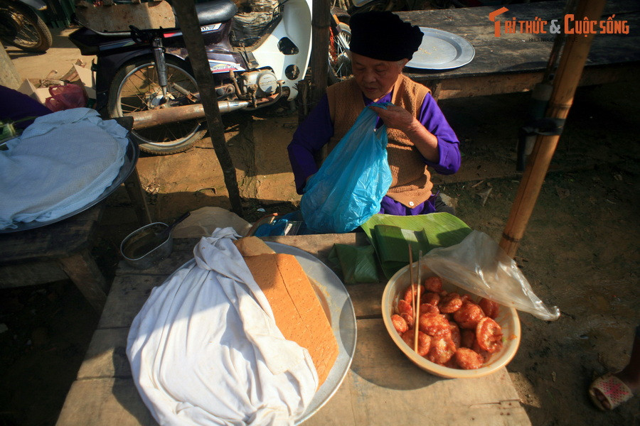 Điều đặc biệt hấp dẫn ở chợ phiên Hưng Đạo là các quầy hàng ăn, nơi bán nhiều loại đặc sản bản địa.