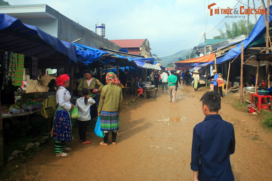 Phụ nữ của mỗi dân tộc lại diện một bộ áo váy mang sắc màu đặc trưng riêng, tạo nên bức tranh sinh động cho phiên chợ miền cao.