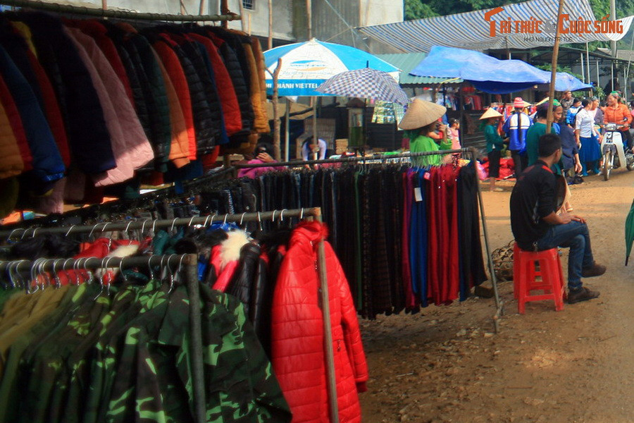 Ngoài ra còn có quần áo, vải vóc, hàng tiêu dùng... được đưa đến từ các địa phương lân cận.