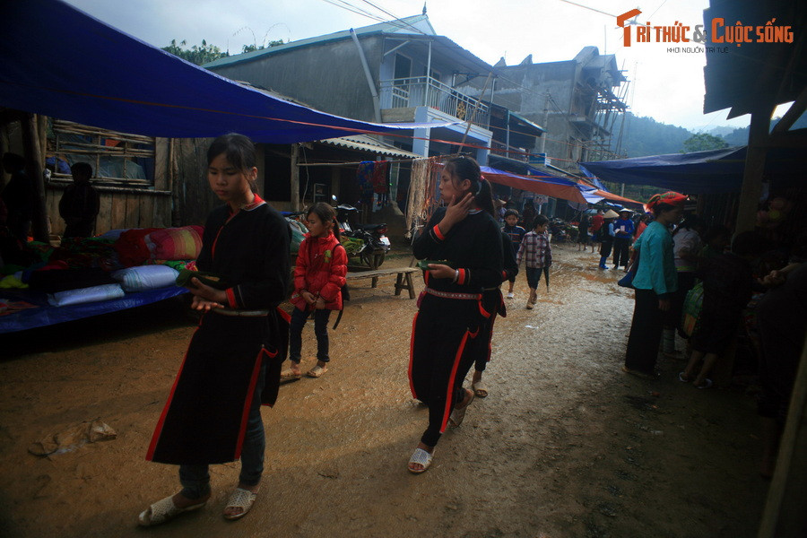 Tới gần trưa thì chợ vãn. Người mua kẻ bán lục tục ra về, hẹn nhau tái ngộ sau 5 ngày nữa...