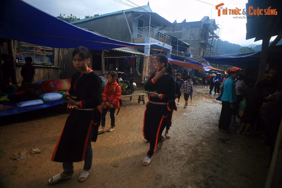 Tới gần trưa thì chợ vãn. Người mua kẻ bán lục tục ra về, hẹn nhau tái ngộ sau 5 ngày nữa...