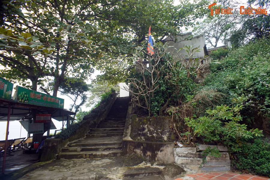 2. Nằm trên đỉnh hòn Đầu Voi cuối dãy Trường Lệ, đền Cô Tiên là ngôi đền cổ có lịch sử hình thành từ thời Lý.