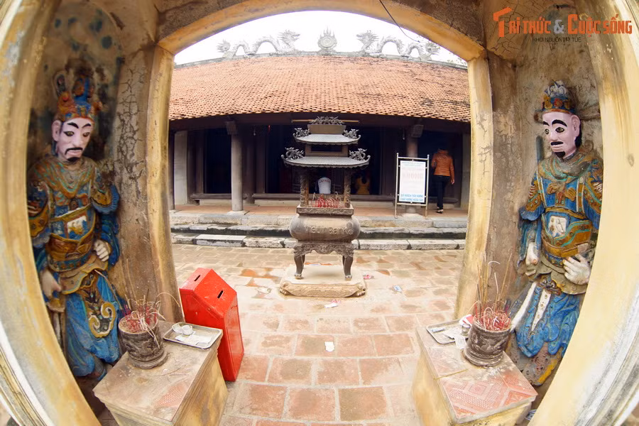 Cái tên Độc Cước (nghĩa là một chân) của ngôi đền này gắn liền với sự tích chàng trai khổng lồ đã tự xé đôi thân mình để vừa đánh giặc quỷ biển ngoài khơi và đánh giặc trong đất liền cứu dân làng.