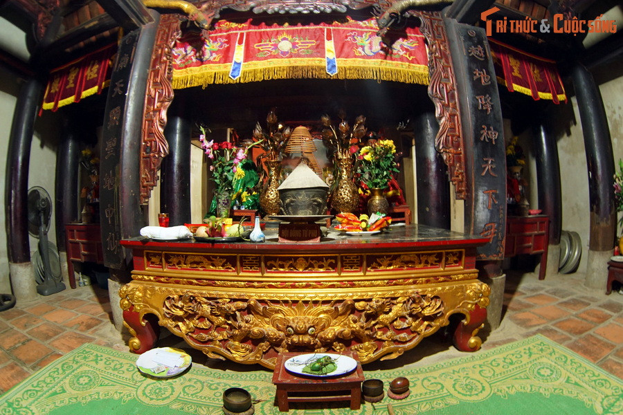 Đền là nơi thờ Tam tòa Thánh Mẫu, gồm Thánh mẫu Thượng Thiên (tức là bà chúa Liễu Hạnh), Mẫu Thượng Ngàn, Thánh mẫu Thoải. Đây là một trong những ngôi đền nổi tiếng nhất của đạo Mẫu Việt Nam.