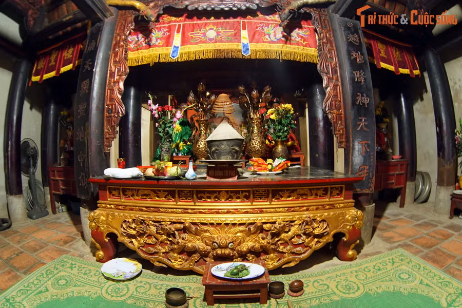 Đền là nơi thờ Tam tòa Thánh Mẫu, gồm Thánh mẫu Thượng Thiên (tức là bà chúa Liễu Hạnh), Mẫu Thượng Ngàn, Thánh mẫu Thoải. Đây là một trong những ngôi đền nổi tiếng nhất của đạo Mẫu Việt Nam.