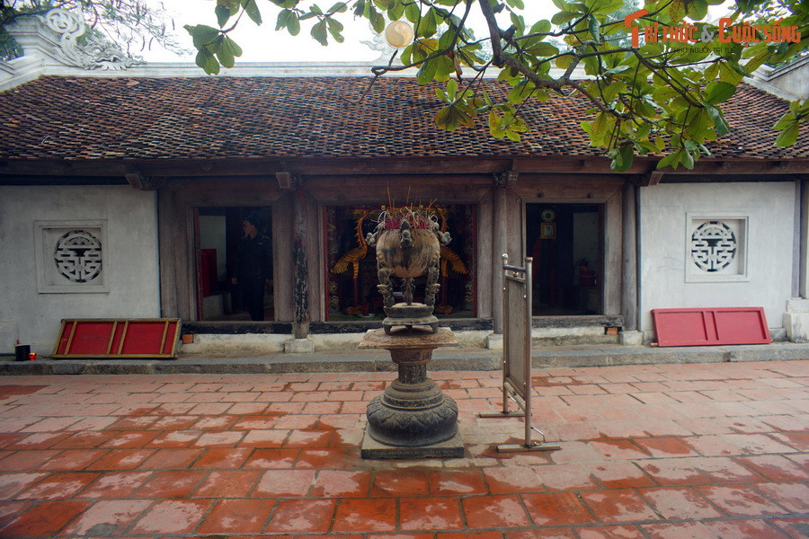 Tên gọi của đền bắt nguồn từ truyền thuyết về một tiên nữ giáng trần sinh sống và hái thuốc Nam trên núi về chữa bệnh cho mọi người trong vùng.