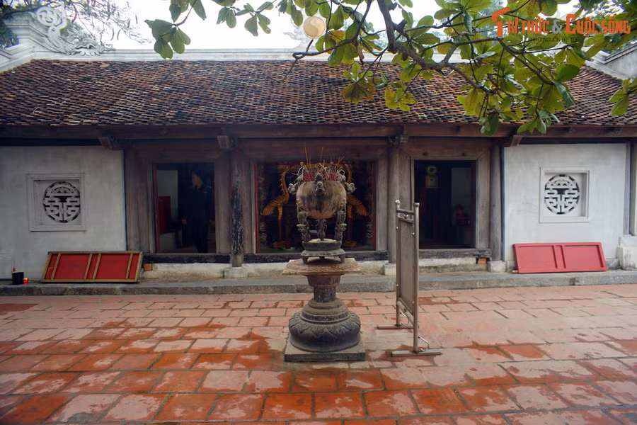 Tên gọi của đền bắt nguồn từ truyền thuyết về một tiên nữ giáng trần sinh sống và hái thuốc Nam trên núi về chữa bệnh cho mọi người trong vùng.