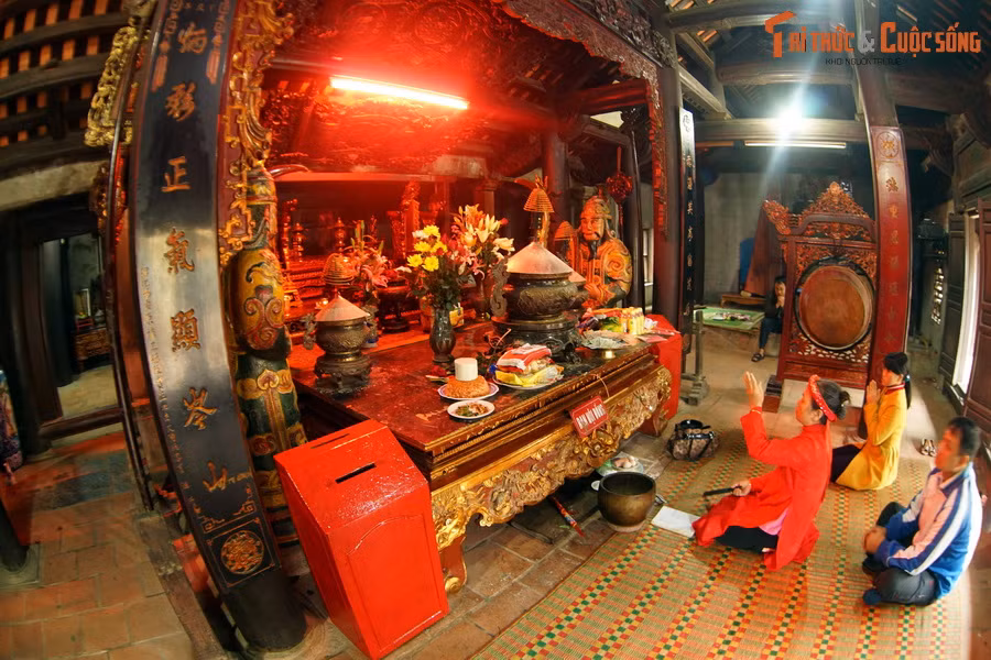 Đền là nơi thờ Đức thánh Độc Cước, vị thần đã ban hạnh phúc, ấm no cho muôn dân; cầu cho mưa thuận gió hòa, trời yên, biển lặng để dân chài ra khơi đánh bắt được nhiều tôm cá.