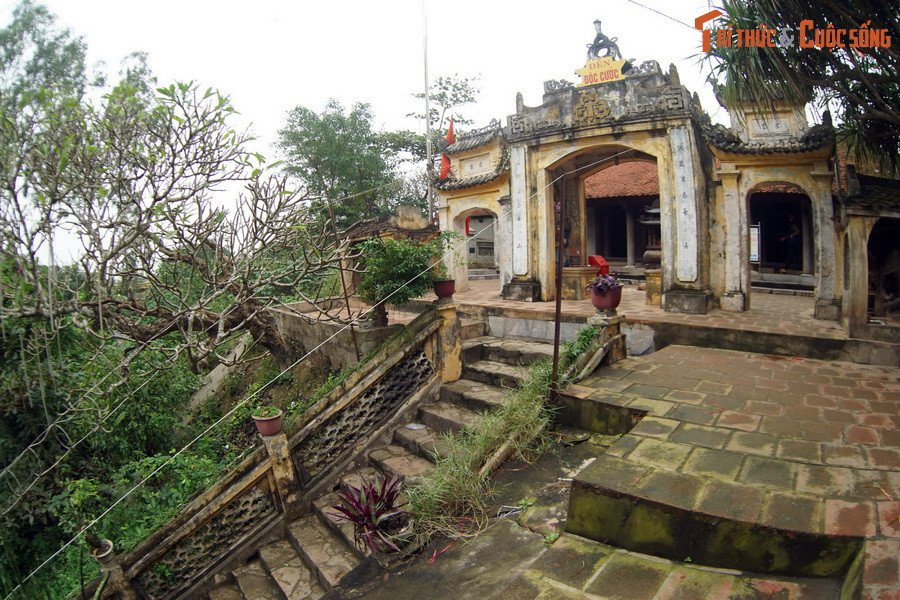 Sau nhiều lần trùng tu, đền vẫn giữ được dáng vóc cổ kính, được xây dựng theo lối chữ Đinh. Phía sau đền có Môn Lâu dựng năm 1863 bằng gỗ, là kiến trúc nổi bật của di tích. Đường lên đền là 45 bậc bằng đá.