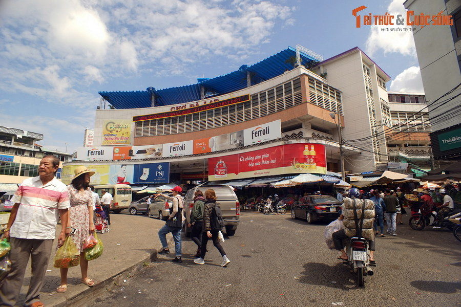 Theo các tư liệu lịch sử, chợ hình thành vào năm 1923, ban đầu họp ở vị trí ấp Ánh Sáng. Đến năm 1929 chợ dời lên trên con dốc cạnh đó. Hồi ấy chợ được dựng sơ sài bằng ván gỗ, lợp mái tôn nên còn được gọi là “chợ Cây”.
