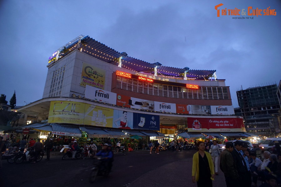 Sau đó, kiến trúc sư Ngô Viết Thụ tham gia chỉnh trang kiến trúc chợ Đà Lạt. Ông đã cho sửa đổi lại mặt tiền khu chợ, khiến cho công trình mang dáng dấp của một cây đàn piano.