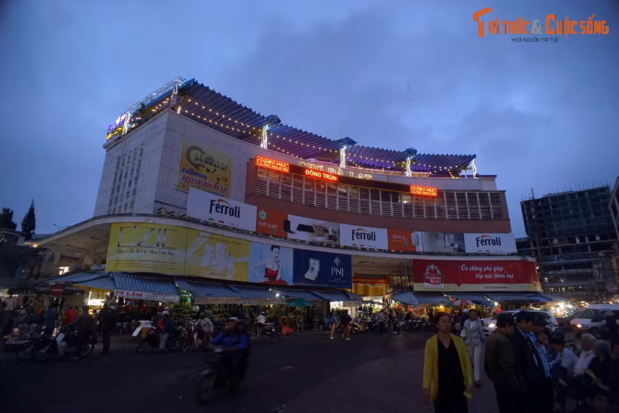 Sau đó, kiến trúc sư Ngô Viết Thụ tham gia chỉnh trang kiến trúc chợ Đà Lạt. Ông đã cho sửa đổi lại mặt tiền khu chợ, khiến cho công trình mang dáng dấp của một cây đàn piano.