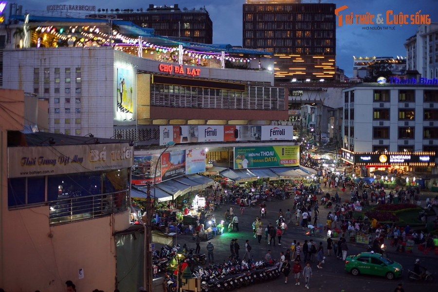Nằm ở một khoảng đất thấp cạnh khu Hòa Bình nổi tiếng của Đà Lạt, chợ Đà Lạt là trung tâm thương mại lớn, có lịch sử lâu đời, đồng thời cũng là một công trình kiến trúc tiêu biểu của thành phố trên cao nguyên Lâm Viên.