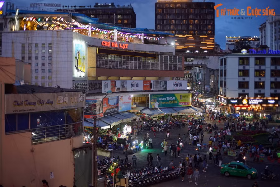 Nằm ở một khoảng đất thấp cạnh khu Hòa Bình nổi tiếng của Đà Lạt, chợ Đà Lạt là trung tâm thương mại lớn, có lịch sử lâu đời, đồng thời cũng là một công trình kiến trúc tiêu biểu của thành phố trên cao nguyên Lâm Viên.