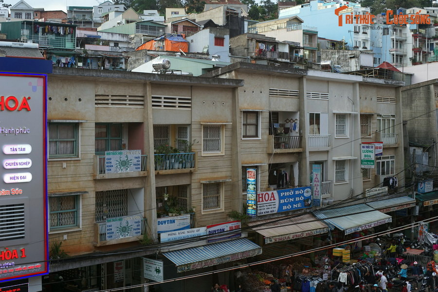 Khu công viên trước chợ và các dãy phố lầu xung quanh chợ cũng là thành phẩm từ các bản vẽ của người đã thiết kế Dinh Độc Lập ở Sài Gòn.