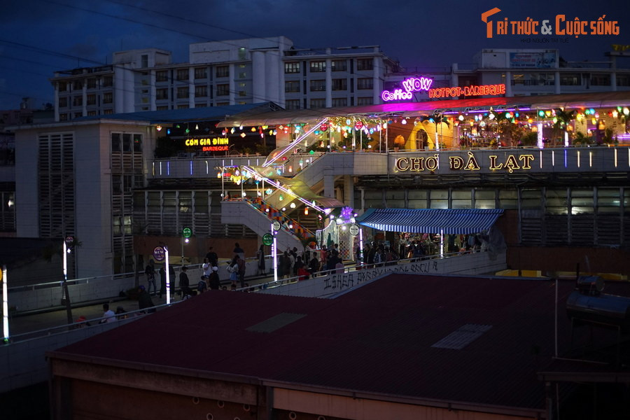 Ngày nay chợ Đà Lạt là một trong những điểm tham quan thu hút đông du khách nhất của Đà Lạt. Bên cạnh các mặt hàng phong phú, chợ còn hấp dẫn khách du lịch nhờ kiến trúc độc đáo và nhiều góc đẹp để lưu lại kỷ niệm...