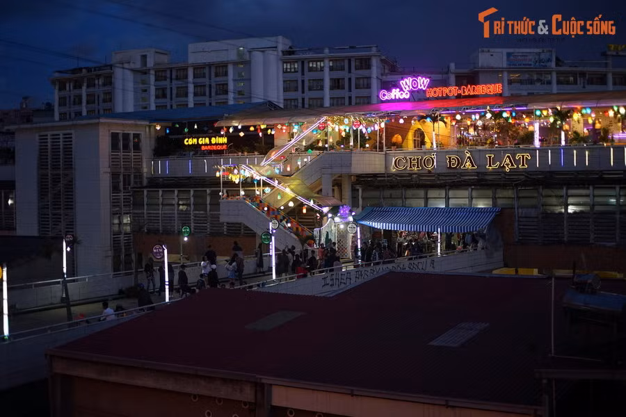 Ngày nay chợ Đà Lạt là một trong những điểm tham quan thu hút đông du khách nhất của Đà Lạt. Bên cạnh các mặt hàng phong phú, chợ còn hấp dẫn khách du lịch nhờ kiến trúc độc đáo và nhiều góc đẹp để lưu lại kỷ niệm...