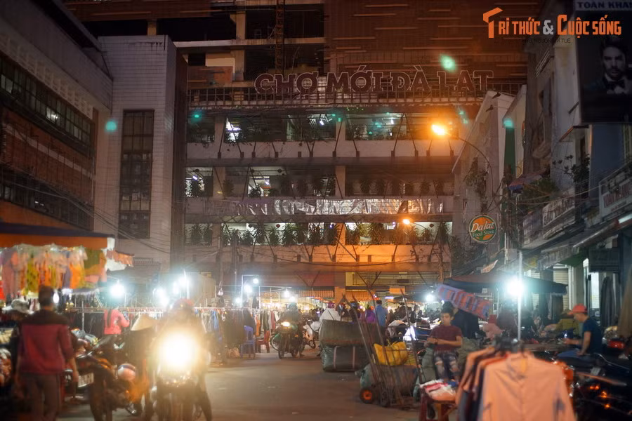 Đến cuối thập niên 2010, khu chợ Mới Đà Lạt được xây thêm phía sau chợ cũ, khiến cho các hoạt động mua bán, trao đổi hàng hóa càng trở nên đông đúc và nhộn nhịp.