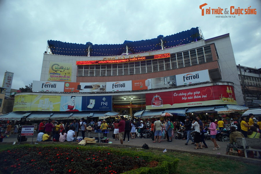 Kiến trúc sư Nguyễn Duy Đức đã lên kế hoạch thiết kế khu chợ tại vùng đất sình lầy đầy cây cỏ dại này. Công trình do nhà thầu Nguyễn Linh Chiểu đảm nhận thi công.