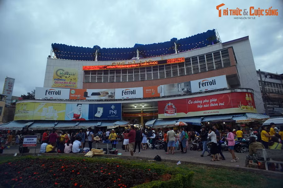 Kiến trúc sư Nguyễn Duy Đức đã lên kế hoạch thiết kế khu chợ tại vùng đất sình lầy đầy cây cỏ dại này. Công trình do nhà thầu Nguyễn Linh Chiểu đảm nhận thi công.