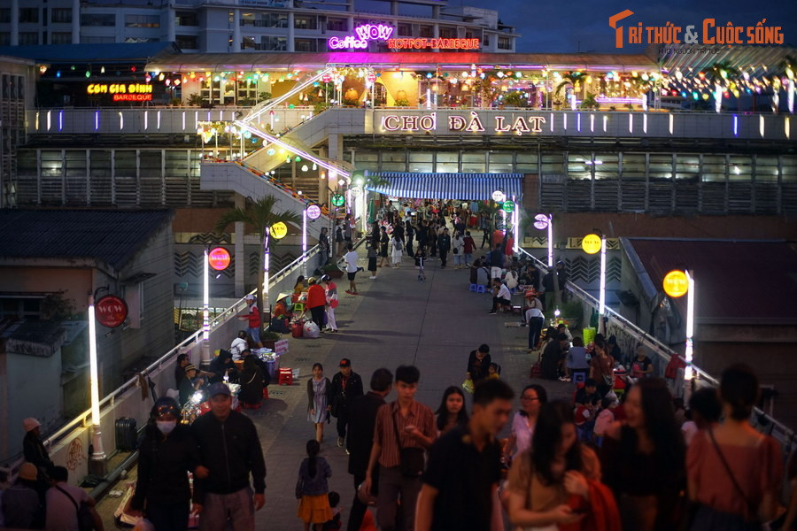 Vị kiến trúc sư nổi tiếng cũng cho thiết kế bổ sung cây cầu nối rạp Hòa Bình với chợ Đà Lạt. Ngày nay cây cầu trở thành góc “sống ảo” nổi tiếng.