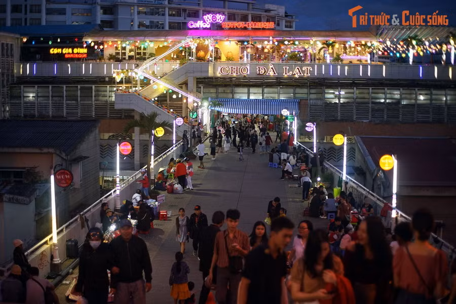 Vị kiến trúc sư nổi tiếng cũng cho thiết kế bổ sung cây cầu nối rạp Hòa Bình với chợ Đà Lạt. Ngày nay cây cầu trở thành góc “sống ảo” nổi tiếng.