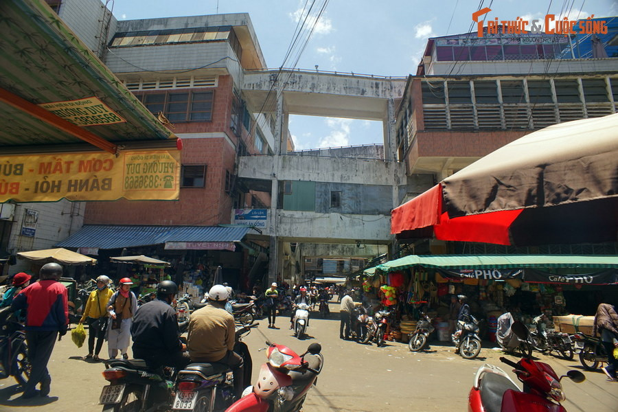 Đến năm 1993, nhân dịp kỷ niệm 100 năm hình thành Đà Lạt, khu B của chợ Đà Lạt được xây thêm theo bản thiết kế của các kiến trúc sư Lê Văn Rọt và Trần Hùng.