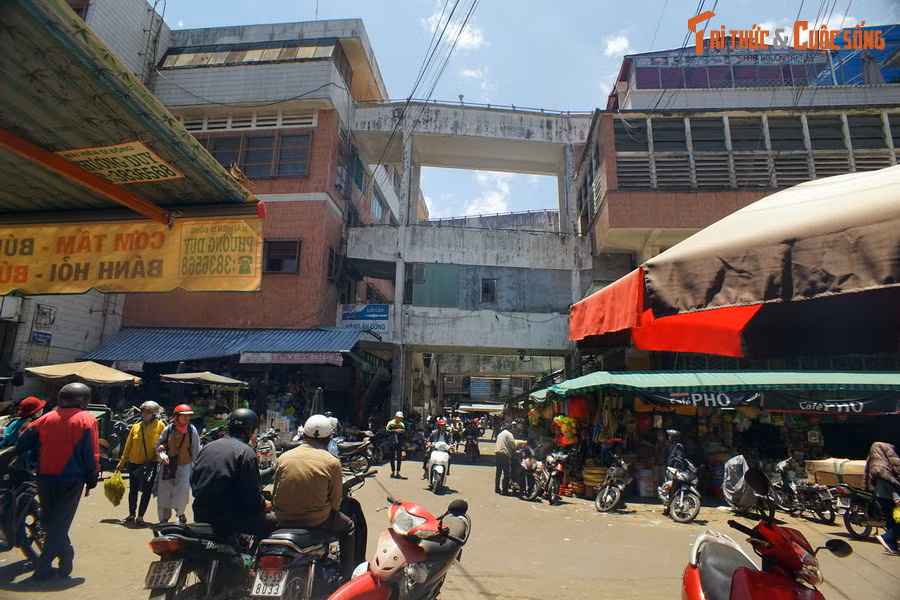 Đến năm 1993, nhân dịp kỷ niệm 100 năm hình thành Đà Lạt, khu B của chợ Đà Lạt được xây thêm theo bản thiết kế của các kiến trúc sư Lê Văn Rọt và Trần Hùng.