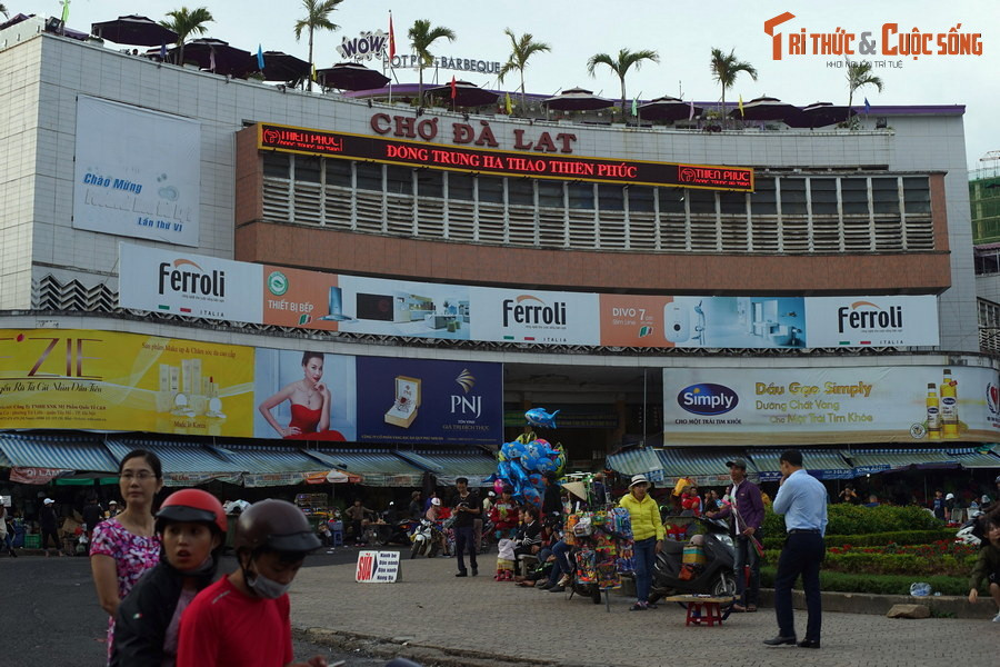 Chợ được hoàn thành và đưa vào sử dụng vào năm 1960, có hai tầng và một sân thượng. Đây là một trong những khu chợ cao tầng đầu tiên ở Việt Nam.